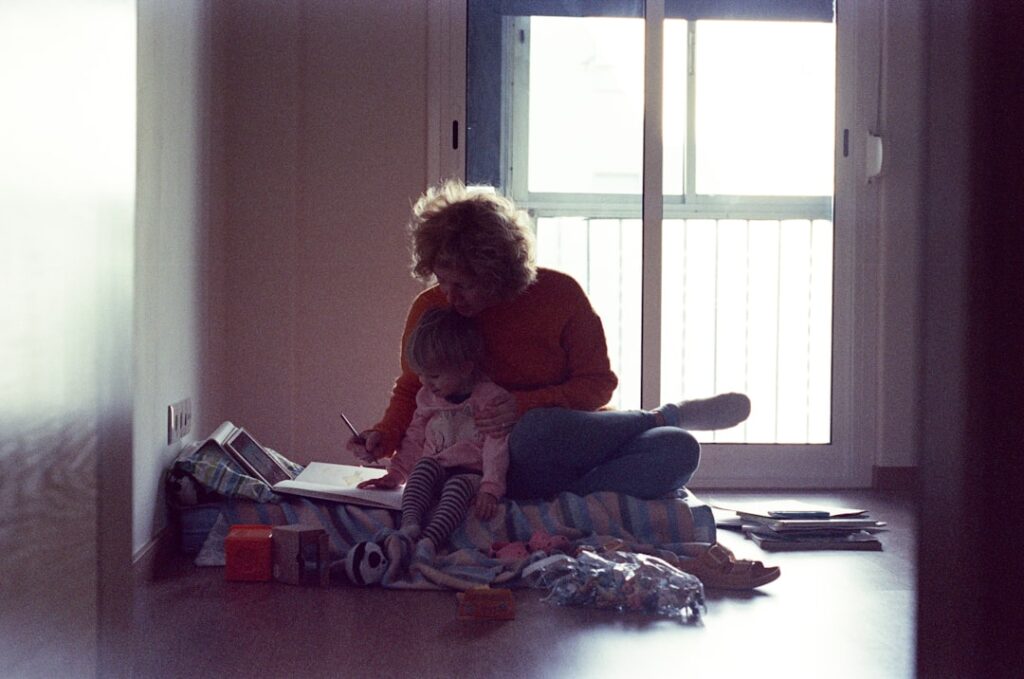 Uma Pessoa E Uma Crianca Sentados No Chao EtYDlbkV9AY