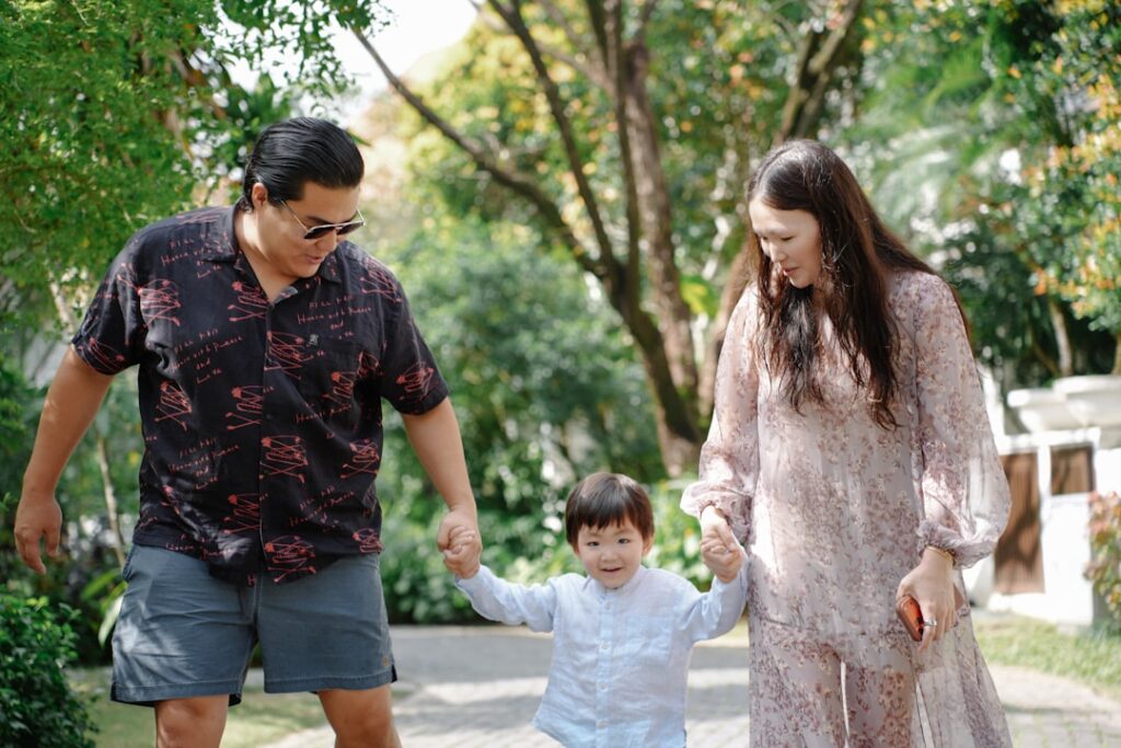 Familia Caminhando Junta Em Um Parque kSICdpeV9vQ