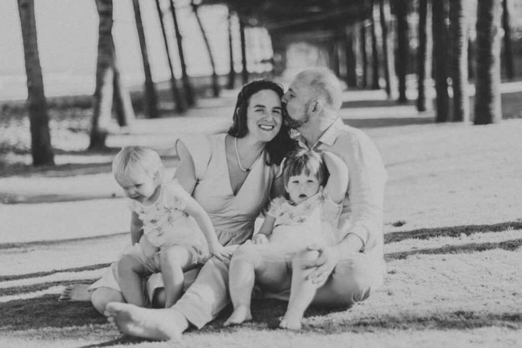 Familia Posando Para Um Retrato Ao Ar Livre Sob Arvores WYWNw8VX5D8