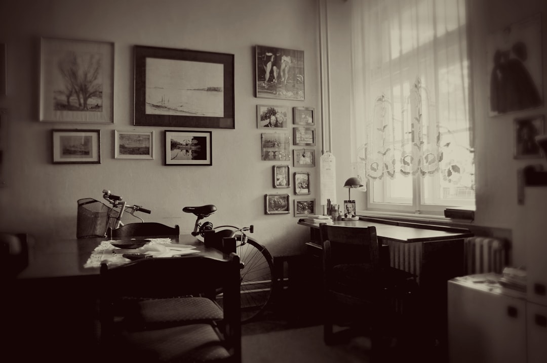 Mesa Preta Ao Lado Da Bicicleta CTiqnCCAQlo