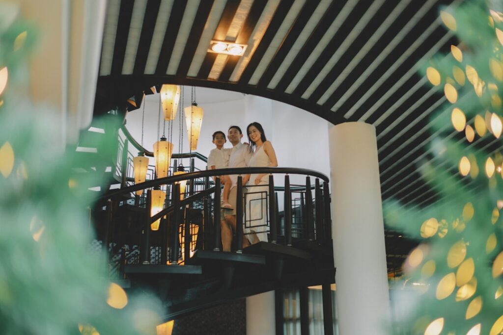 Tres Pessoas Estao Em Uma Escada Em Espiral OAyUQCzeAog