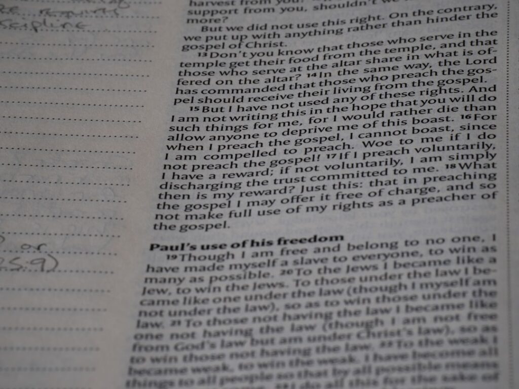 Um Close up De Um Livro Com Escrita Sobre Ele 0sWsfcXxX3k