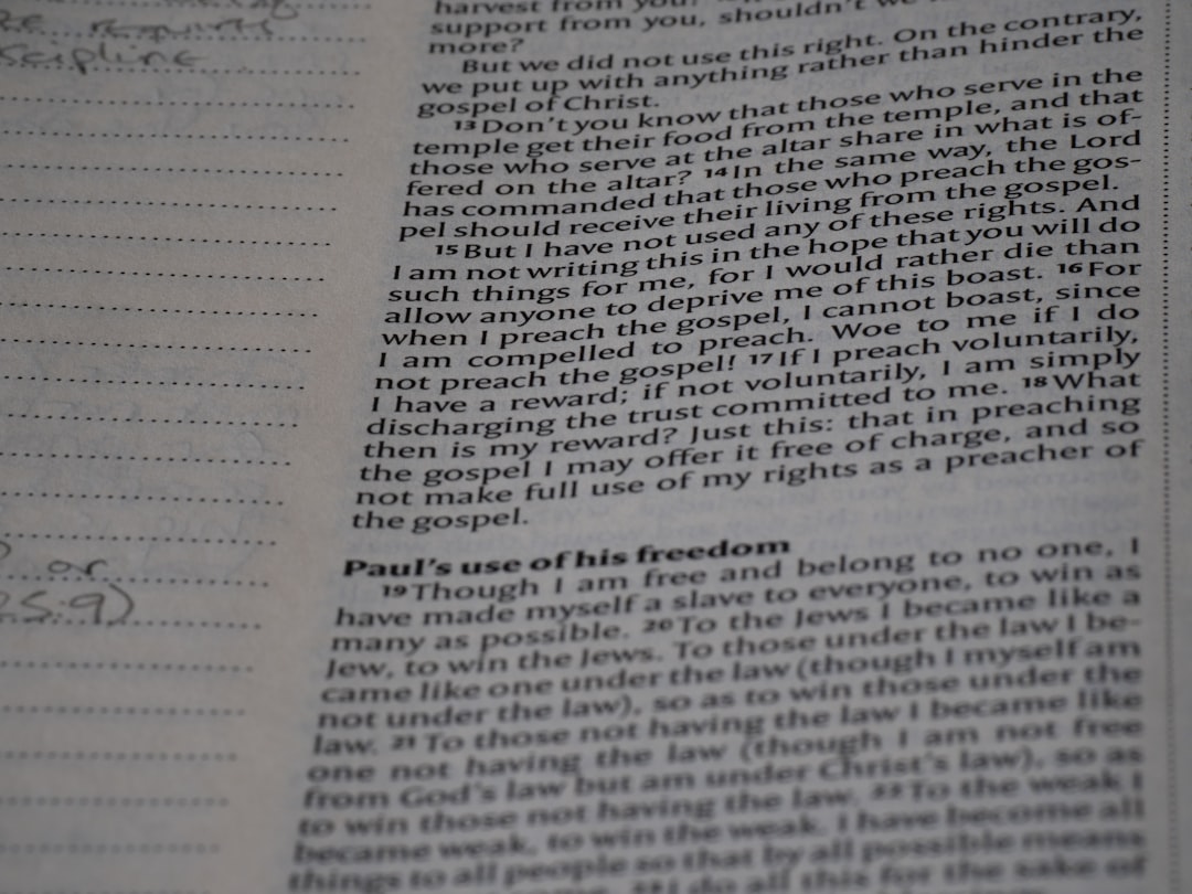 Um Close up De Um Livro Com Escrita Sobre Ele 0sWsfcXxX3k