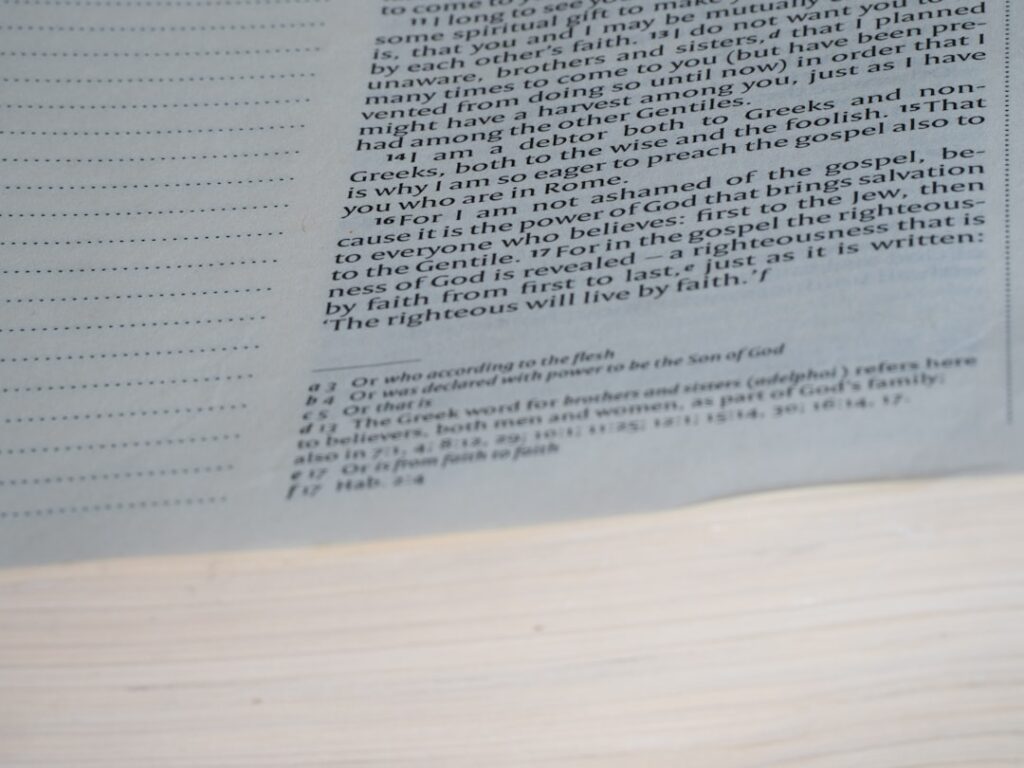 Um Close up De Um Livro Aberto Em Uma Mesa _05rbKi65ZI