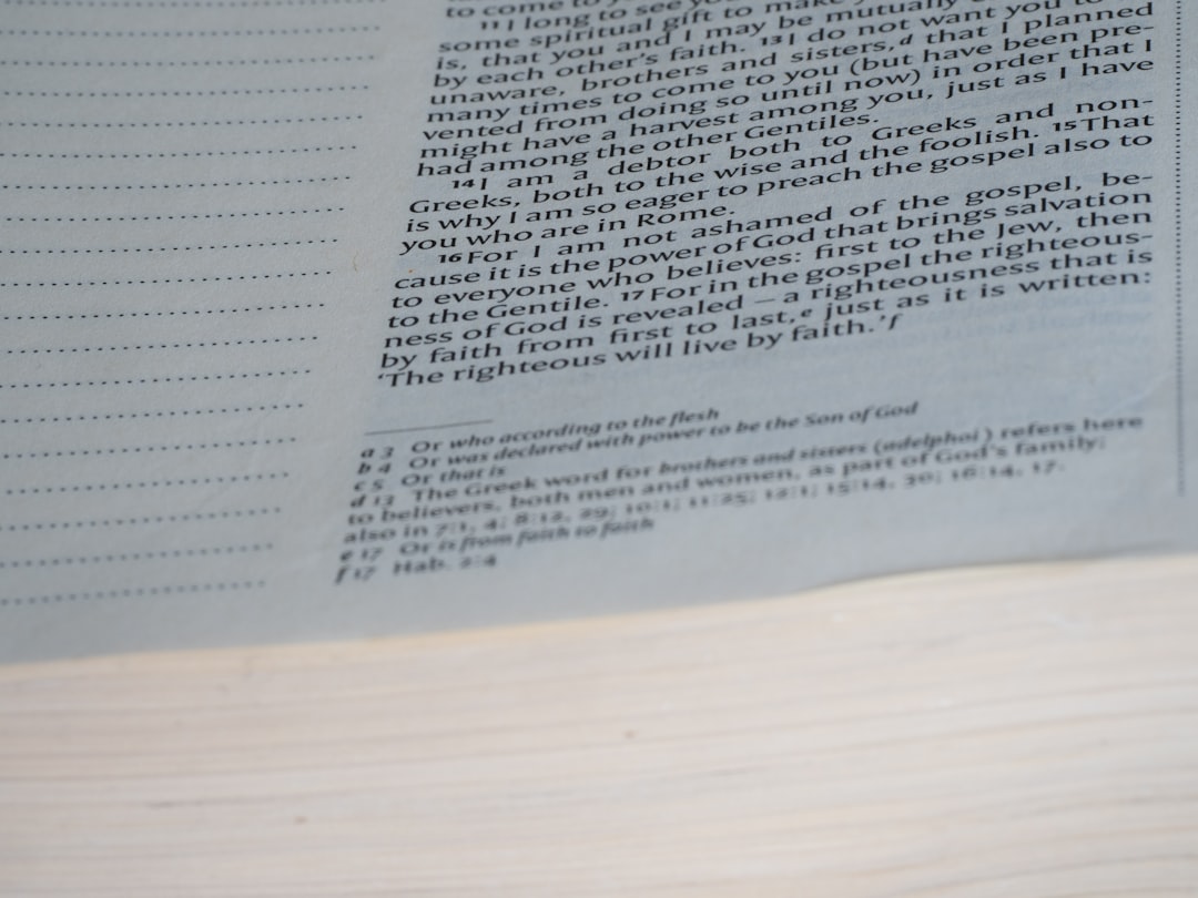 Um Close up De Um Livro Aberto Em Uma Mesa _05rbKi65ZI