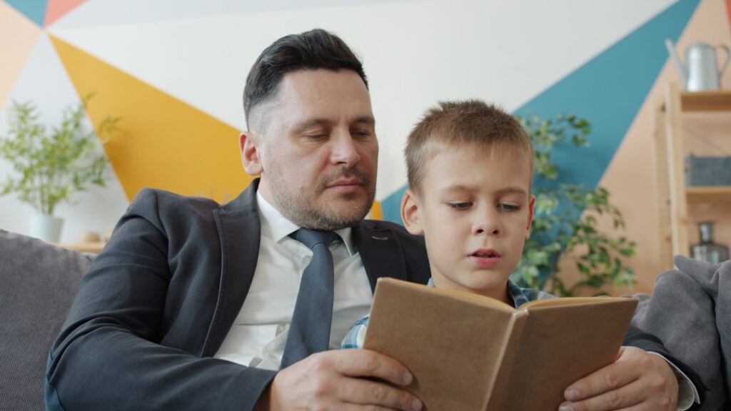 Pai E Filho Lendo Um Livro Juntos RpFdBLE9tQQ