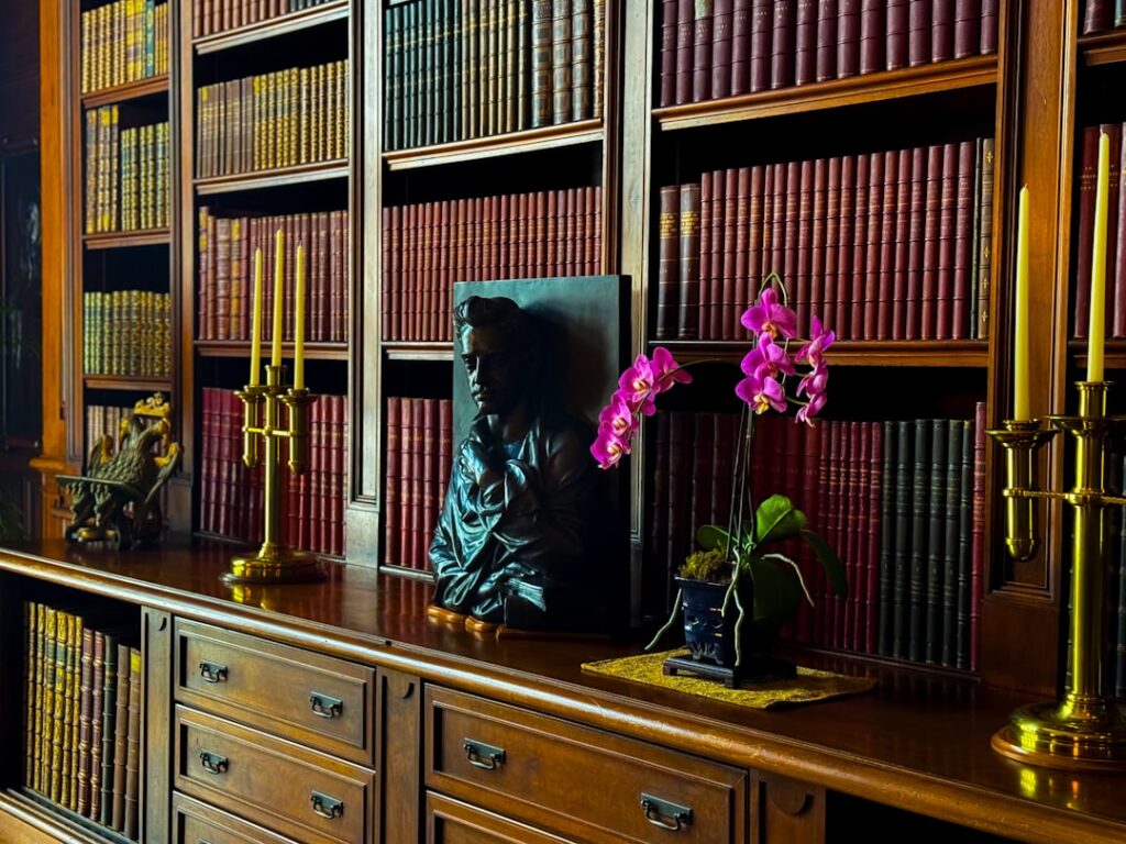 Uma Sala Com Uma Grande Estante Cheia De Livros 5ftoBj8tf8I