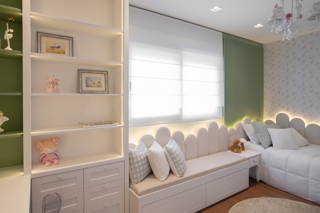 Um Quarto Aconchegante Com Assento Na Janela E Prateleiras 8oMyRui_dwA