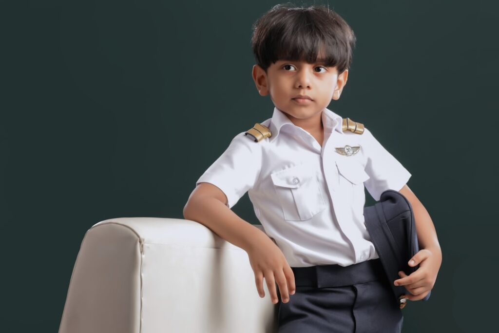 Um Menino Novo Em Uma Camisa Branca E Em Umas Calcas Azuis e2c0lKlOgWU