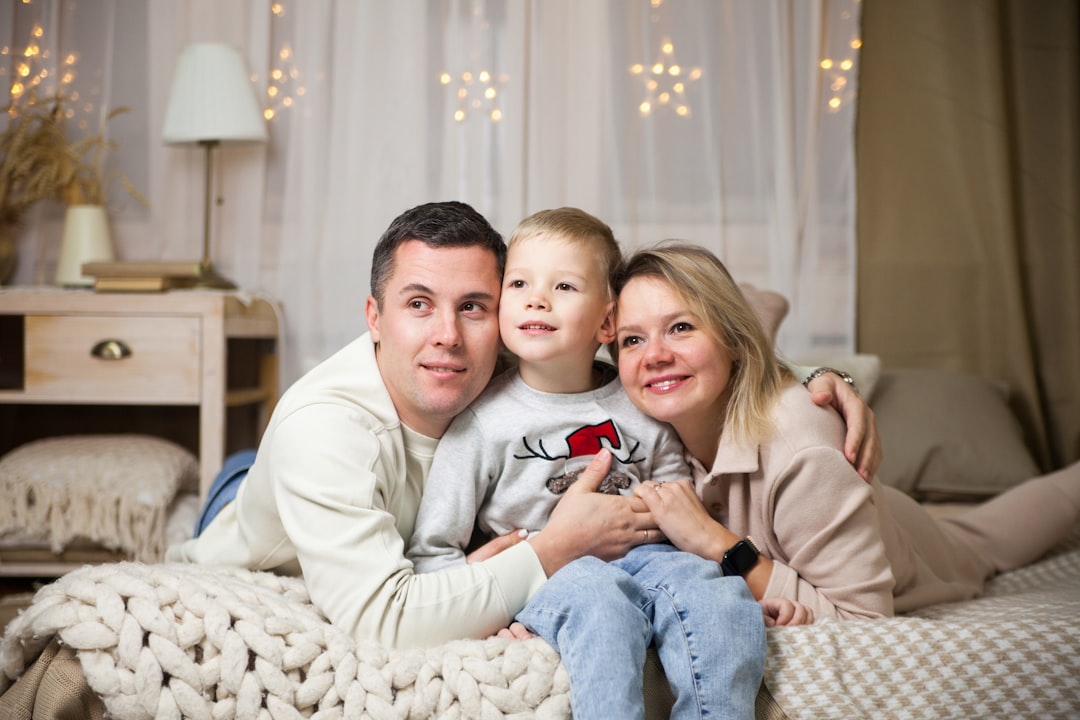 Um Homem E Uma Mulher Com Uma Crianca Em Um Sofa iKlQ1oHEP5o