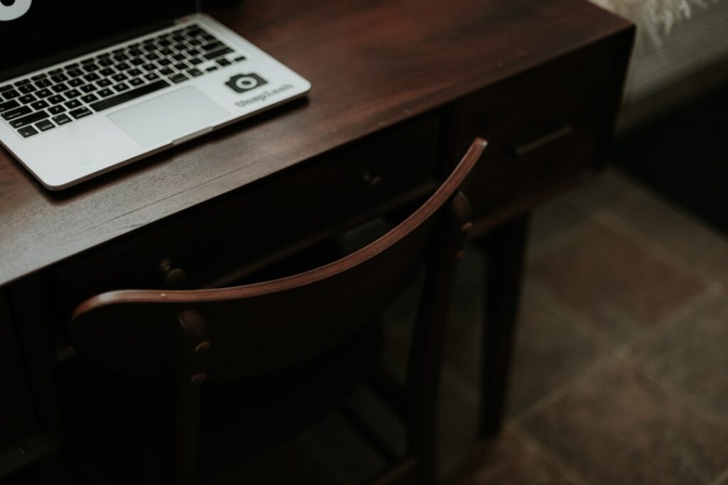 Macbook Pro Na Mesa De Madeira Marrom JZo6putklT0