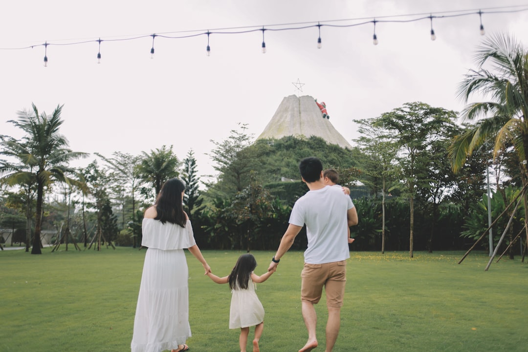 Familia Caminhando Em Direcao a Um Vulcao Ao Entardecer d7GKQAn79n4