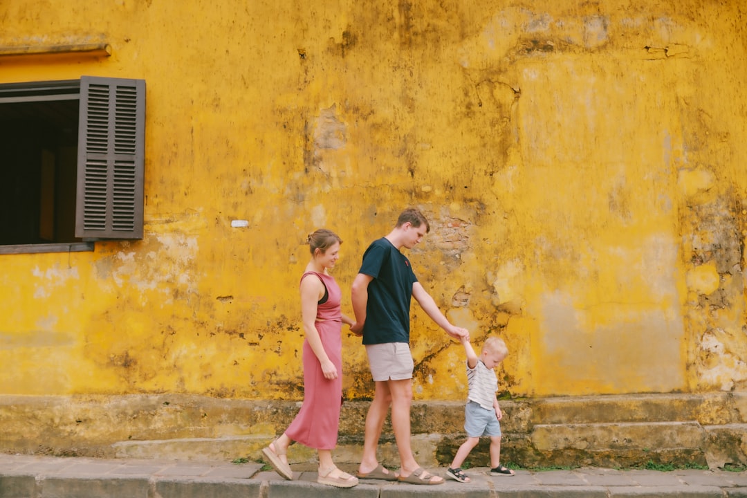 Familia Passa Por Uma Parede Amarela Texturizada SFTAGL1AfNc