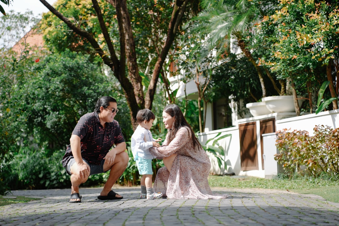 Familia Interagindo Com O Filho Ao Ar Livre MdD39U3kADo