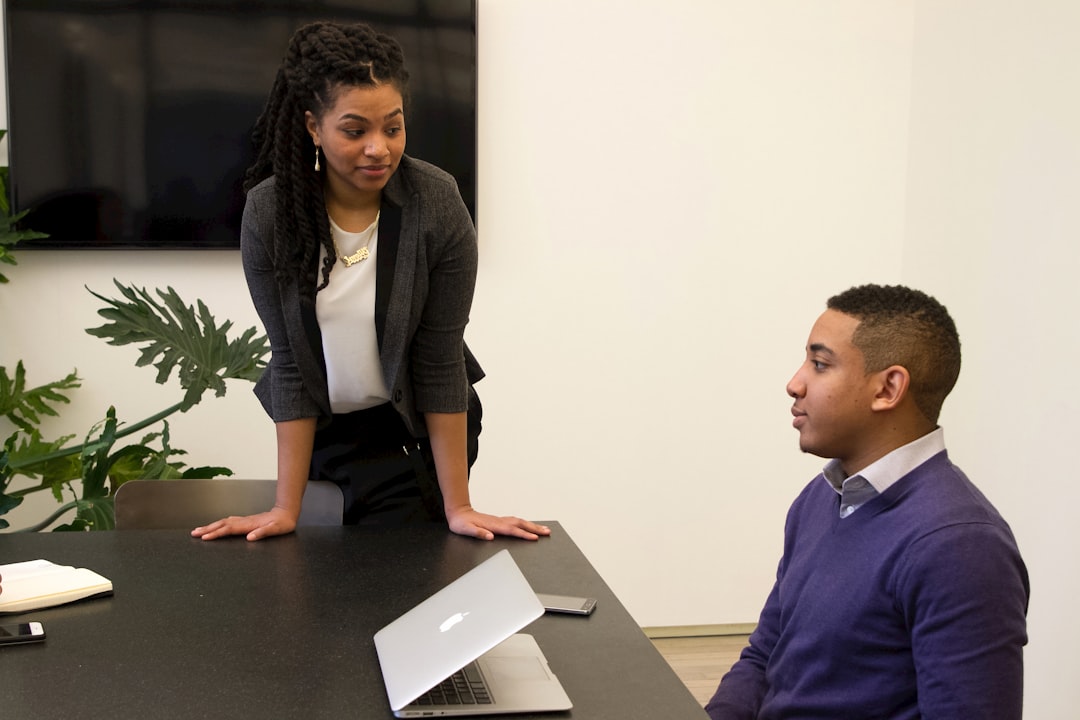 Um Grupo De Pessoas Sentadas a Uma Mesa _5lLGseAkhk