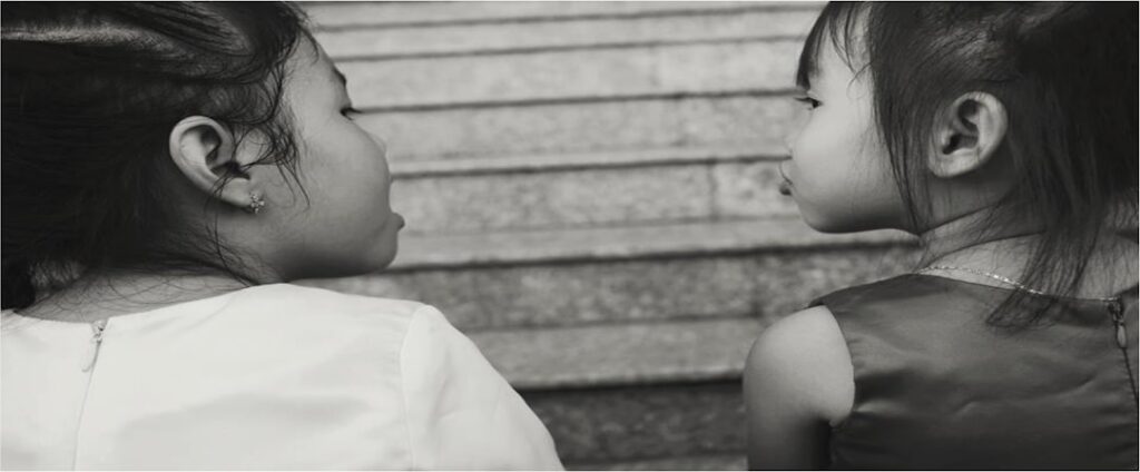 Guarda Compartilhada Contra Alienação Parental - Robison Souza - Psicólogo Clínico, Jurídico e Forense Fotografia Em Tons De Cinza De Duas Meninas Conversando hSMvJ 3whYc