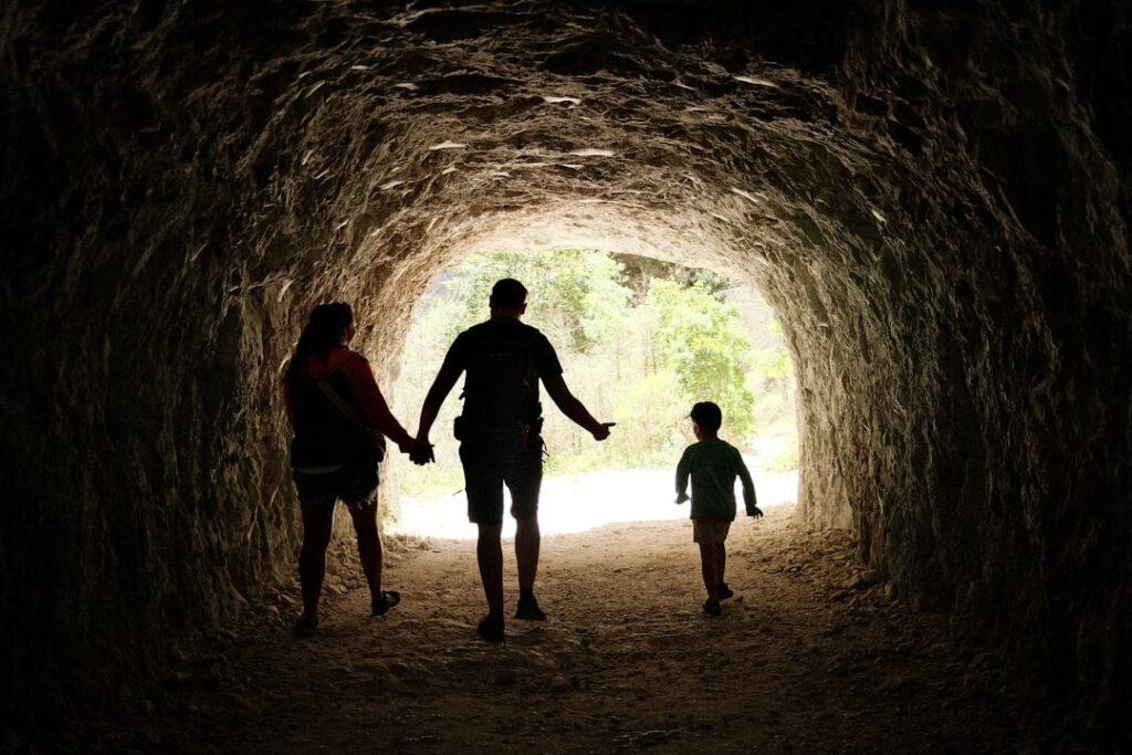 Guarda Compartilhada Resolve a Alienação Parental? - Robison Souza - Psicólogo Clínico, Jurídico e Forense Familia Caminhando Por Um Tunel Escuro Em Direcao a Luz 9f2Ab42GMAQ