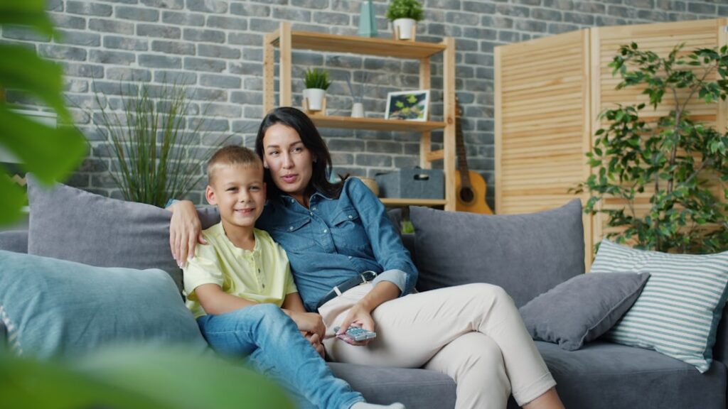 Como pedir a guarda unilateral do filho: passo a passo - Robison Souza - Psicólogo Clínico, Jurídico e Forense Mae E Filho Sentados Juntos Em Um Sofa XhyZew_vgqY