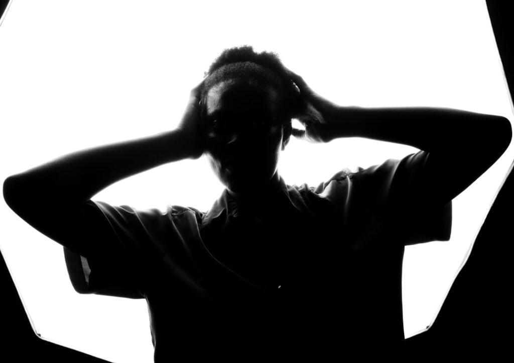 Como pode acontecer a violência psicológica? - Robison Souza - Psicólogo Clínico, Jurídico e Forense Uma Pessoa Em Pe Na Frente De Um Fundo Branco f_3poGzlN5U