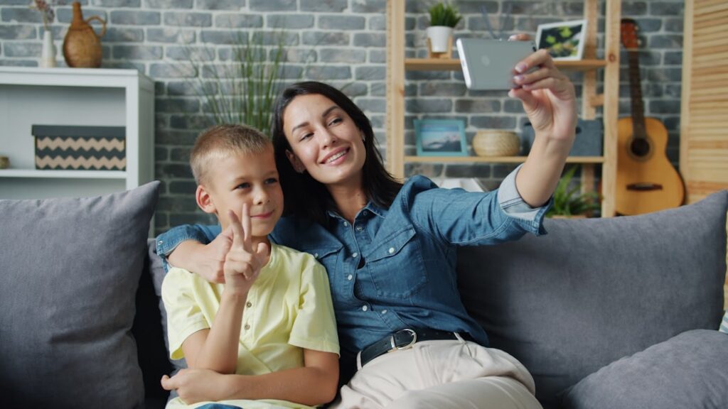 Mae E Filho Tirando Uma Selfie No Sofa 4lYelyYOzN0