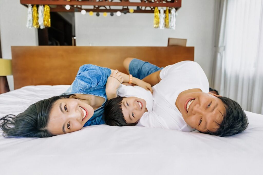 Uma Familia Feliz Deitada Juntos Na Mesma Cama qKkBSG_Cbg0