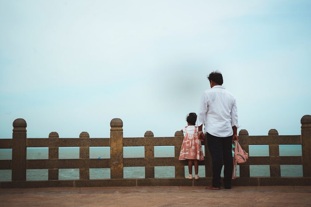 Laudo Psicológico em Alienação Parental: Guia Completo - Robison Souza - Psicólogo Clínico, Jurídico e Forense Homem E Crianca Olham Para O Mar umrajllcvIA