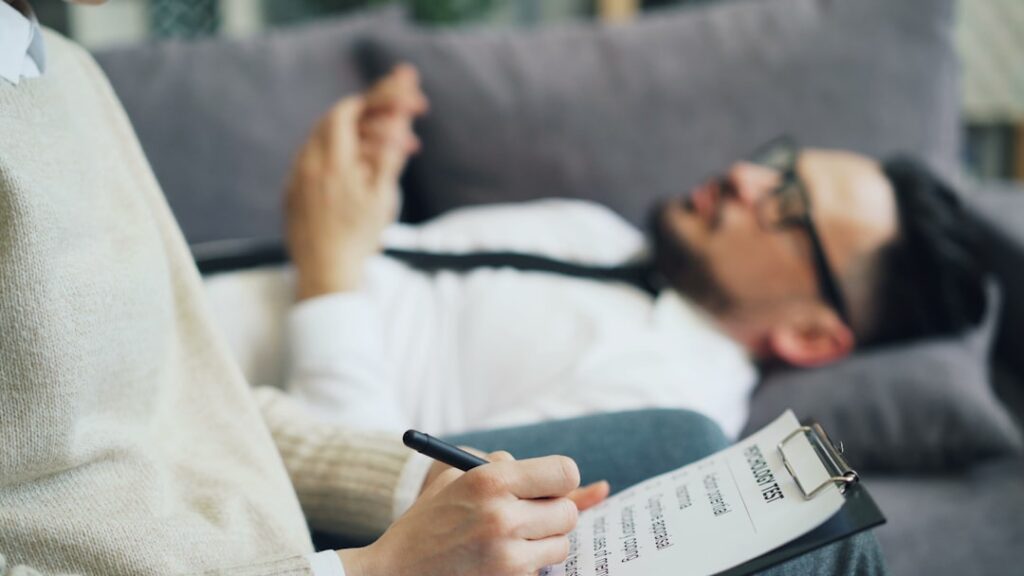 Laudo Psicológico para Deficiência Mental: Como Funciona? - Robison Souza - Psicólogo Clínico, Jurídico e Forense Uma Pessoa Deitada Em Um Sofa Escrevendo Em Um Pedaco De Papel ZFBrAHDW9P4