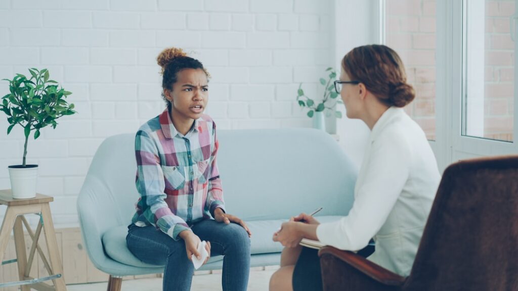 O que é trauma psicológico e como superar? - Robison Souza - Psicólogo Clínico, Jurídico e Forense Uma Mulher Fala Com Um Terapeuta Em Um Consultorio K_MSe zglGI