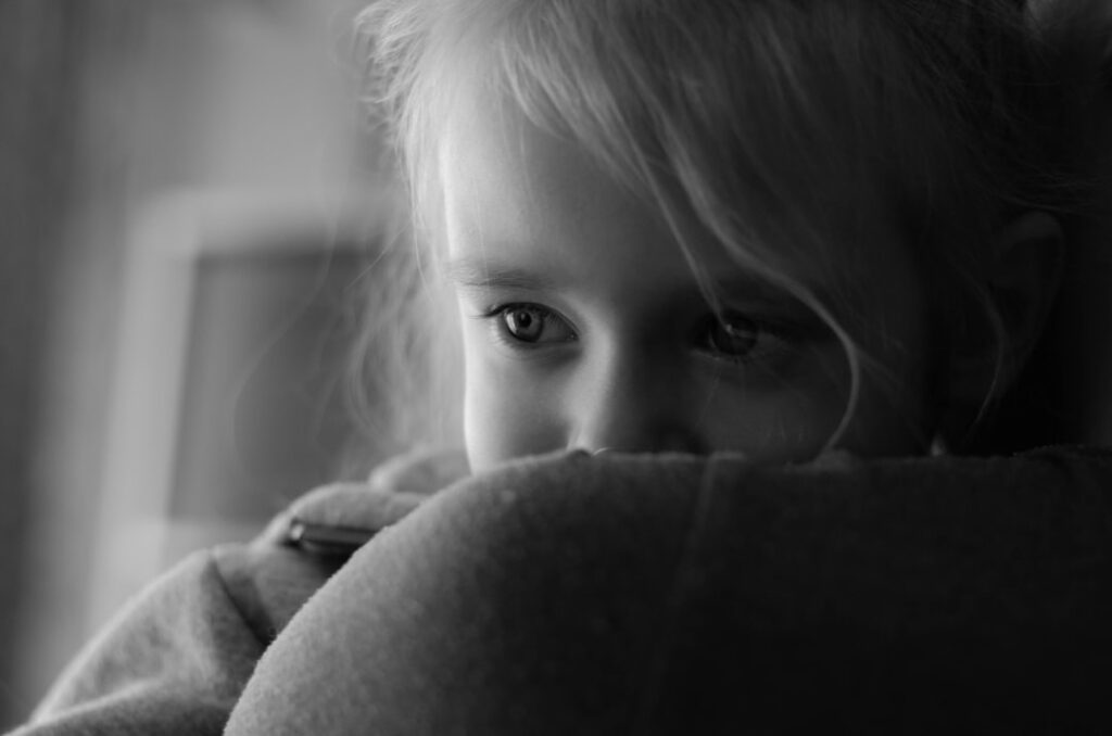 O que é violência psicológica infantil? - Robison Souza - Psicólogo Clínico, Jurídico e Forense Foto Em Tons De Cinza Do Rosto Das Meninas 6xCWosVEQUI