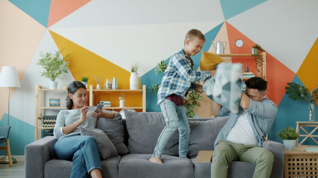 Familia Tendo Uma Briga De Travesseiros No Sofa Y33Ot4M_33E