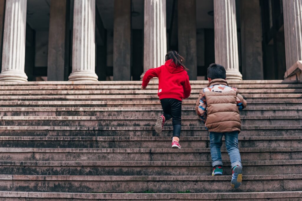 Poder familiar: o que é e como funciona? - Robison Souza - Psicólogo Clínico, Jurídico e Forense Menina E Menino Correndo Concreto No Andar De Cima 75I5z1OIG_4