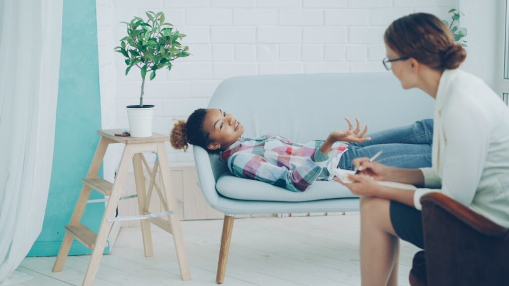 O que é Psicologia Forense Infantil? - Robison Souza - Psicólogo Clínico, Jurídico e Forense Uma Jovem Conversa Com Um Terapeuta Em Um Sofa ObIW_W6jnXg