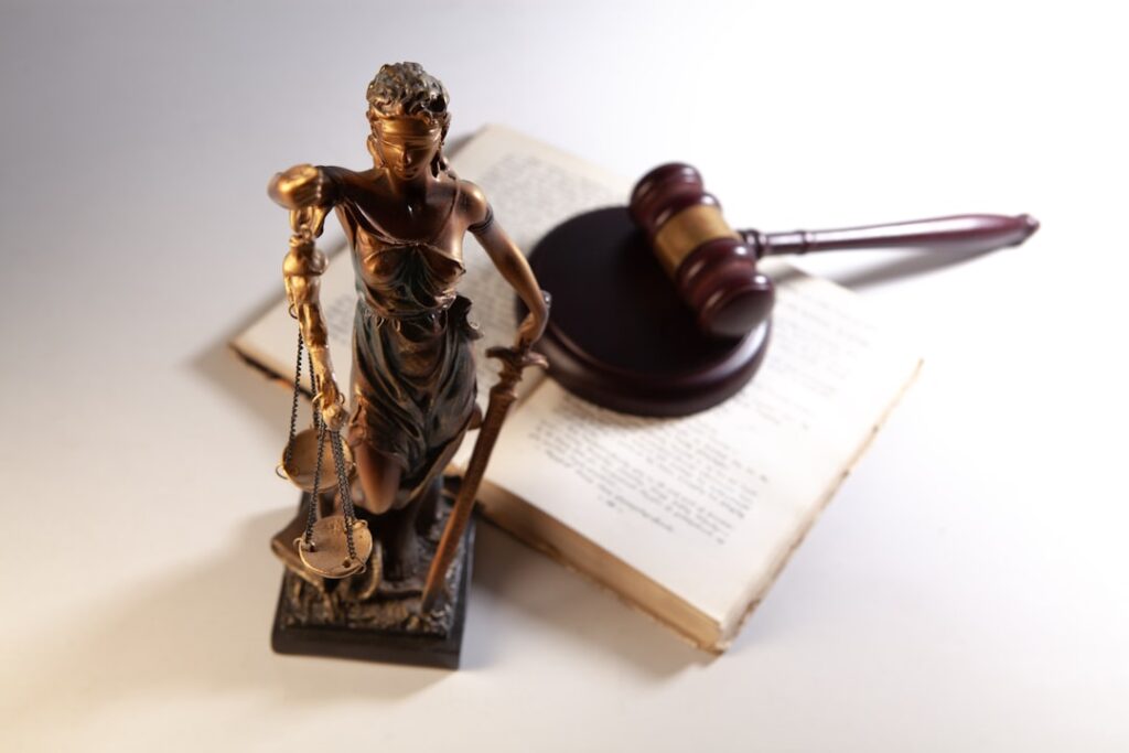 Estatua Da Justica Martelo E Livro Aberto Sobre a Mesa YFz39MOmxnQ