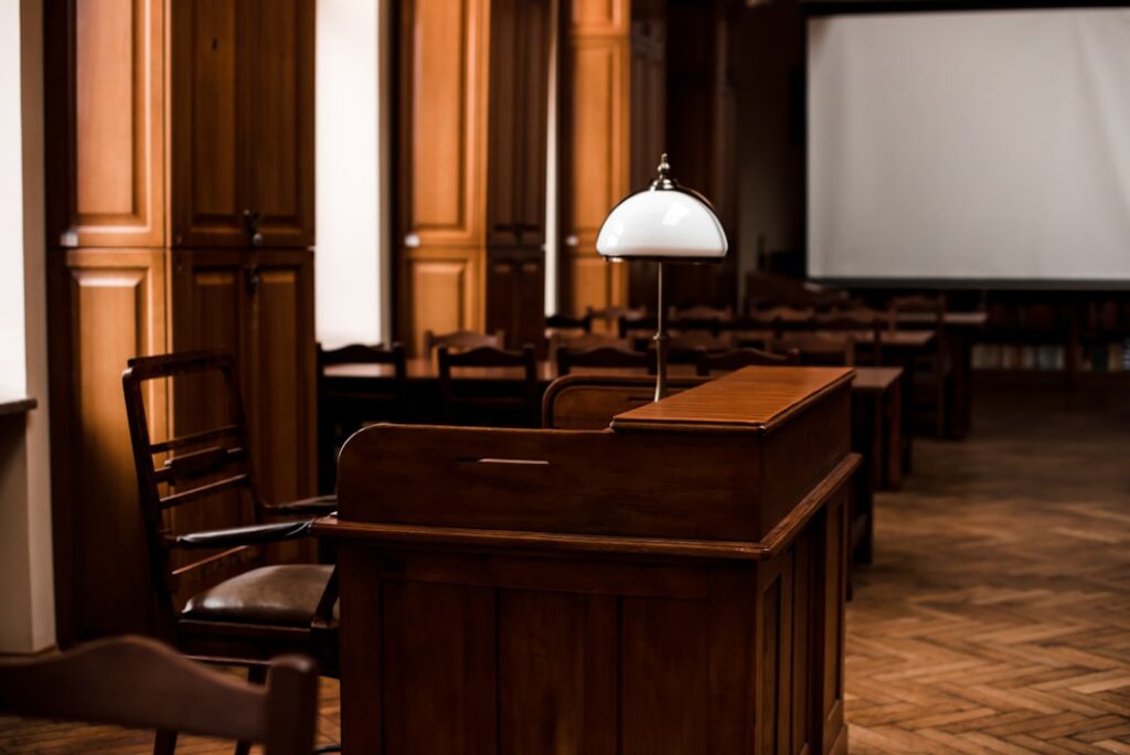 Psicologia Jurídica no Ministério Público: Guia - Robison Souza - Psicólogo Clínico, Jurídico e Forense Uma Sala Vazia Com Cadeiras E Uma Tela De Projetor MJ6ZvtOr3ds