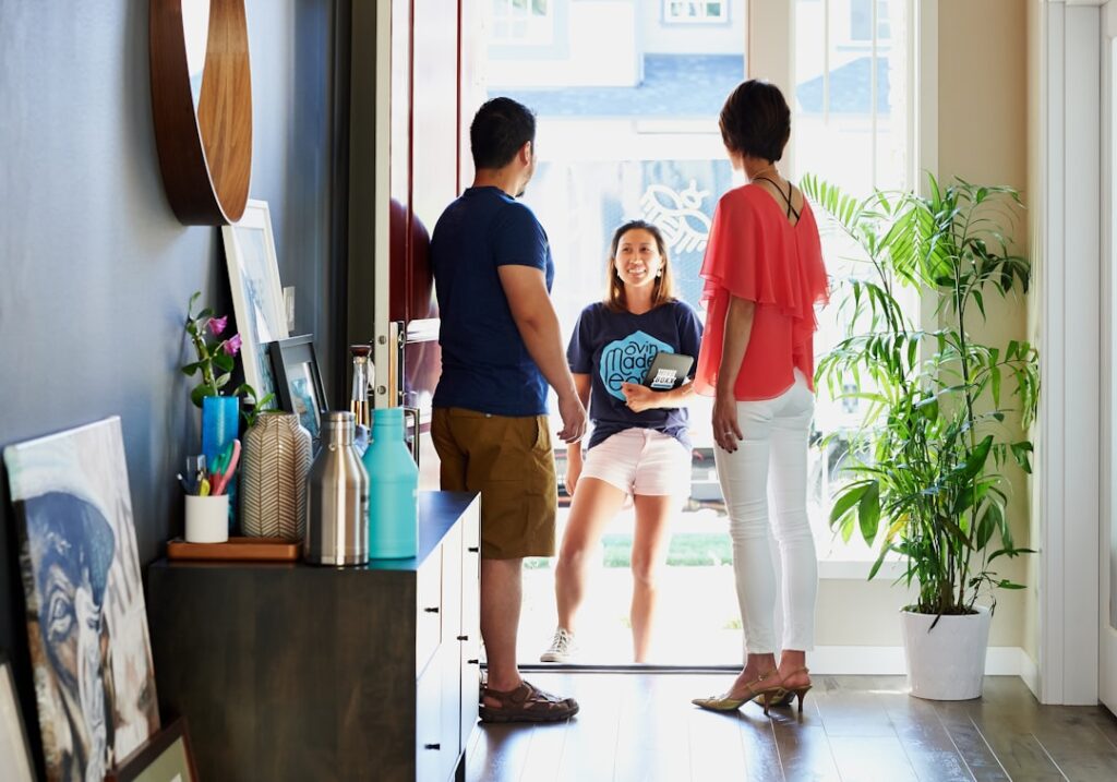 2 Mulheres Em Pe Ao Lado Do Homem Na Camiseta Azul KqhM8uFItuU