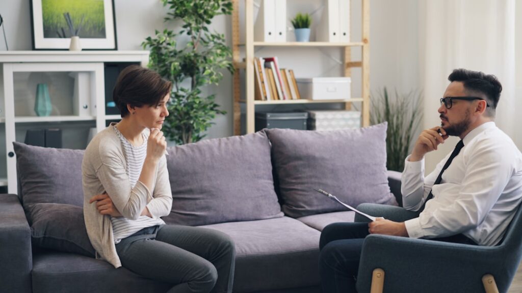 Quanto Custa um Parecer Psicológico? - Robison Souza - Psicólogo Clínico, Jurídico e Forense Um Homem E Uma Mulher Sentados Em Um Sofa Conversando Kc EiJ SCM0