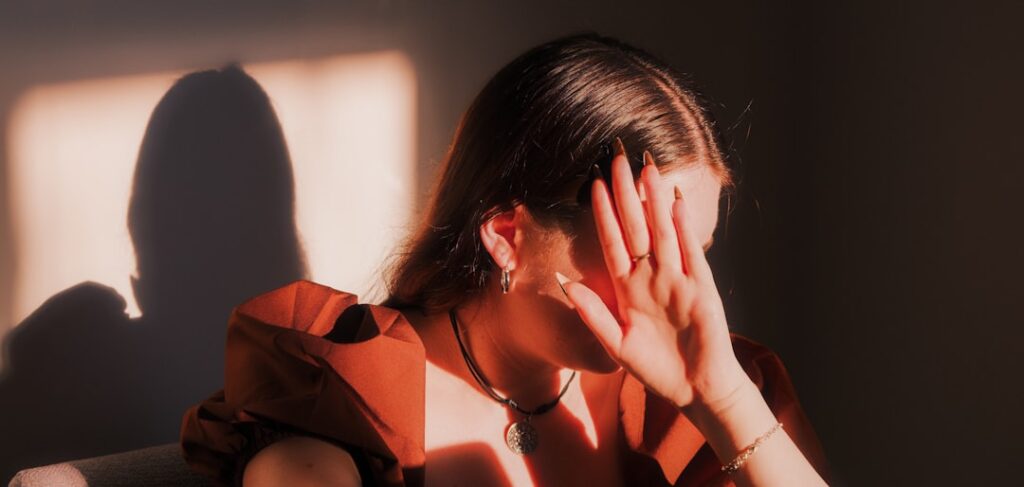 Violência psicológica: como provar e quais os direitos? - Robison Souza - Psicólogo Clínico, Jurídico e Forense Uma Mulher Sentada Em Uma Cadeira Com as Maos No Rosto byTPMAtWwbk