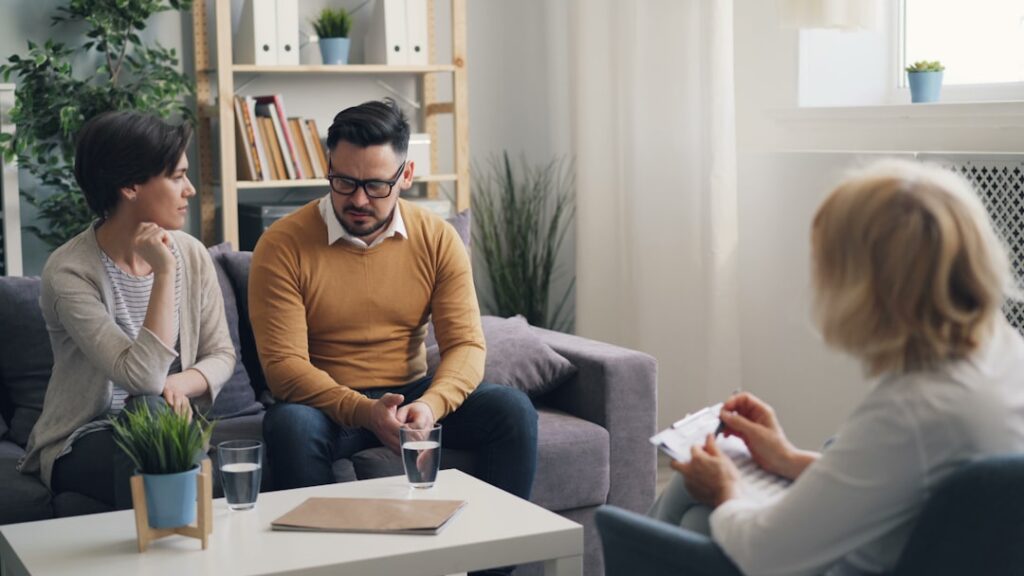 como funciona alienação parental - Robison Souza - Psicólogo Clínico, Jurídico e Forense Um Grupo De Pessoas Sentadas Ao Redor De Uma Sala De Estar QPAJqcxpCGw