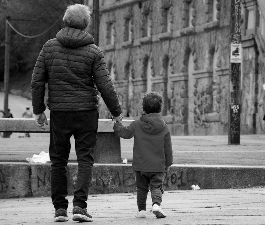 Guarda Compartilhada Quando a Mãe Não Quer - Robison Souza - Psicólogo Clínico, Jurídico e Forense Uma Pessoa E Uma Crianca Andando Em Uma Calcada aPP7mHW8IQU
