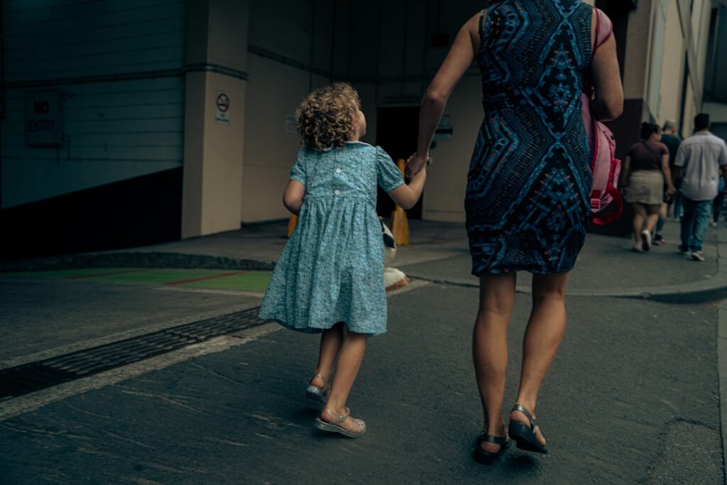 Guarda Unilateral Materna: o que é e como funciona - Robison Souza - Psicólogo Clínico, Jurídico e Forense Uma Mulher E Uma Crianca Andando Por Uma Rua k8qLthbiLL8