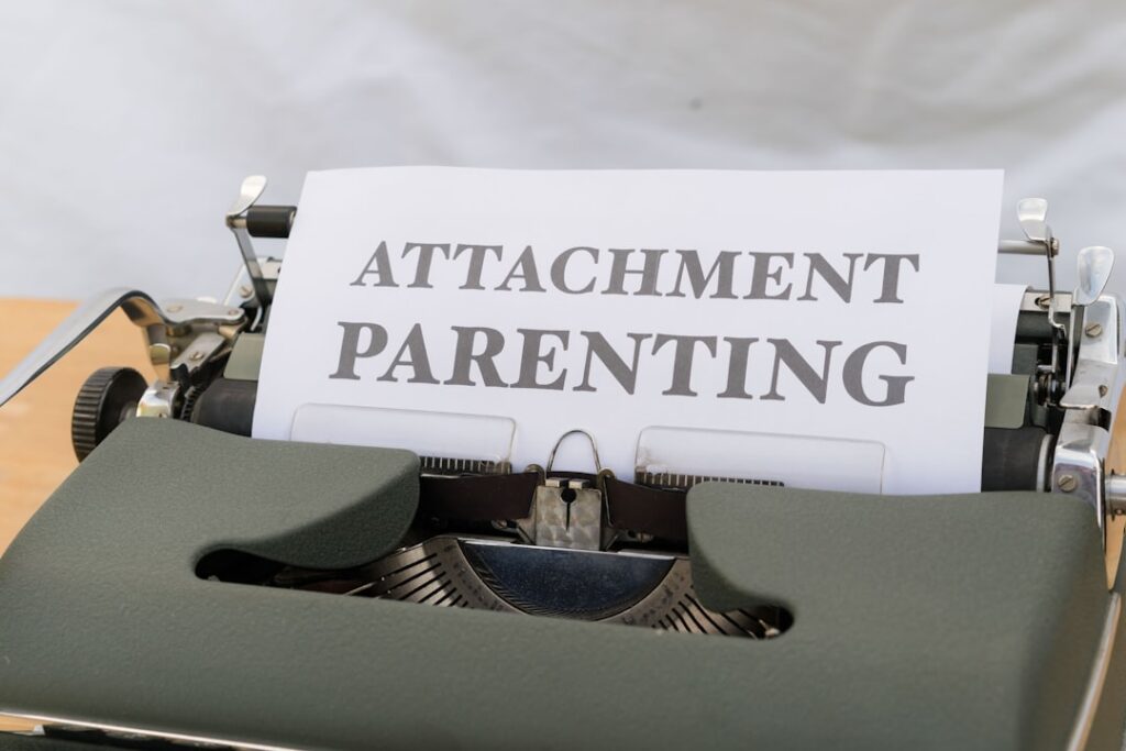 O que significa alienação parental - Robison Souza - Psicólogo Clínico, Jurídico e Forense Um Close Up De Uma Maquina De Escrever Com Um Sinal Anexado A Ela QDYhekTk1Yw