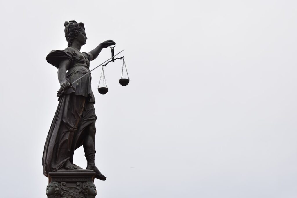 Quando a Violência Psicológica É Crime? - Robison Souza - Psicólogo Clínico, Jurídico e Forense Uma Estatua Da Senhora Justica Segurando Uma Balanca De Justica BEKde68fePU