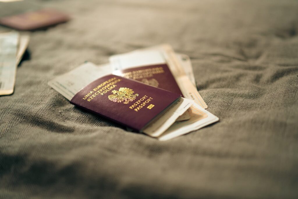 Guarda Unilateral Precisa de Autorização para Viajar? - Robison Souza - Psicólogo Clínico, Jurídico e Forense Os Passaportes Estao Apoiados Em Uma Superficie Texturizada E Neutra FjglQyWfkpQ